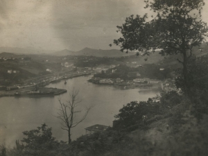 Vista desde Pasai Donibane. A la derecha, Pasai San Pedro y a la izquierda, el puerto y Herrera