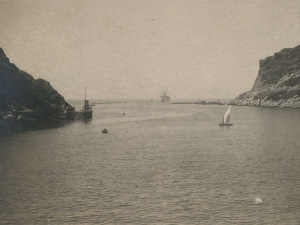 Buque entrando por la bocana de la bahía de Pasaia entre las rocas de Arando Txiki y Arando Aundi