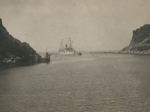 Buque entrando por la bocana de la bahía de Pasaia entre las rocas de Arando Txiki y Arando Aundi