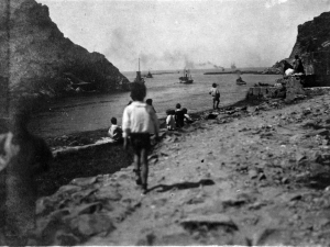 Niños observando los barcos en la entrada de la bocana de la bahía de Pasaia