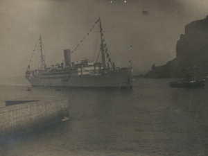 Buque entrando por la bocana de la bahía de Pasaia