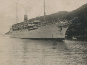 Buque entrando por la bocana de la bahía de Pasaia