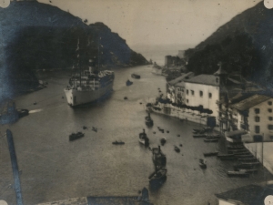 Buque entrando a la bahía de Pasaia. A la derecha, Pasai Donibane y a la izquierda, Pasai San Pedro