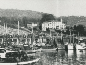 Barcos pesqueros atracados en el muelle de Pasaia