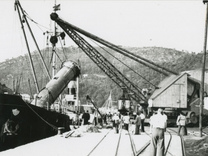 Embarcaciones y grúas en el puerto de Pasaia