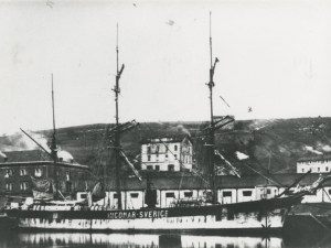 Embarcación atracada en el muelle del puerto de Pasaia