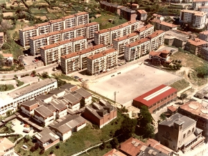 Barrio de Andonegi de Trintxerpe. En primer término, la iglesia y escuelas del Virgen del Carmen, campo de fútbol y el frontón