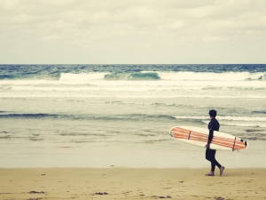 Surfista en la playa.