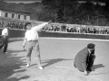 El lanzador de peso Kondia (Ignacio Barinaga) lanzando la pesa anillada de 5 kg en una prueba en la plaza de toros de Eibar