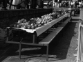 Manzanas expuestas en una mesa
