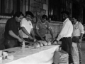 Hombres cortando pan