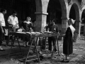 Grupo de personas preparando talos