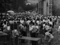 Gente celebrando las fiestas en las inmediaciones de la Universidad de Oñati