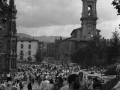 Gente celebrando las fiestas en la avenida de la Universidad