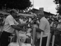 Eli Galdos hace acto de entrega de un trofeo