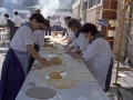 Grupo de mujeres preparando talos el día del Herri Eguna