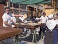 Grupo de hombres y mujeres preparando talos el día del Herri Eguna