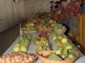 Unos niños contemplan las frutas y verduras del concurso de hortalizas y frutas, el día del Herri Eguna