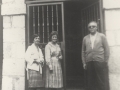 Bi emakume eta gizon bat Santa Leokadia ermitaren sarreran