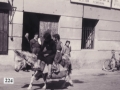 Bi gazte asto gainean Urnietako kaleetan zehar