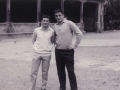 Bi gazte herriko plazan
