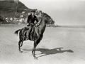 HOMBRE A CABALLO EN LA PLAYA DE ONDARRETA. (Foto 1/4)