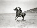 HOMBRE A CABALLO EN LA PLAYA DE ONDARRETA. (Foto 2/4)