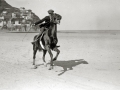 HOMBRE A CABALLO EN LA PLAYA DE ONDARRETA. (Foto 3/4)