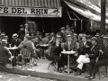 HOMBRES SENTADOS EN LA TERRAZA DEL GRAN CAFE DEL RHIN EN LA AVENIDA DE LA LIBERTAD. (Foto 1/1)