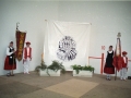 Niños portando estandartes y en el centro una bandera de Gibantzar, federacion gipuzcoana de bandas de musica