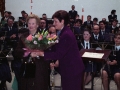 Entrega de flores a una mujer en el homenaje a Antonino Ibarrondo Oleaga