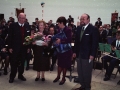 Entrega de flores y otros obsequios a una mujer en el homenaje a Antonino Ibarrondo Oleaga