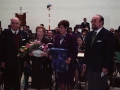 Entrega de flores y otros obsequios a una mujer en el homenaje a Antonino Ibarrondo Oleaga