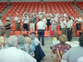 Grupo de hombres cantando en los actos de homenaje a Juan Mujika, Fermin Altube y a Jon Zubieta