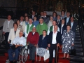 Grupo de personas en la iglesia parroquial de San Miguel. En el centro de ellos el sacerdote Juan Mujika