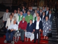 Grupo de personas en la iglesia parroquial de San Miguel. En el centro de ellos el sacerdote Juan Mujika