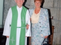 Clérigo junto a una mujer
