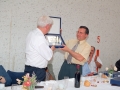 El alcalde Angel Iturbe hace entrega de una placa conmemorativa