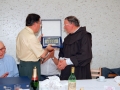 El alcalde Angel Iturbe hace entrega de una placa conmemorativa. A su izquierda se encuentra el sacerdorte Juan Mujika
