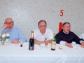 Celebración de una comida en homenaje a Juan Mujika, Fermin Altube y a Jon Zubieta : a la izquierda el sacerdote Mugica