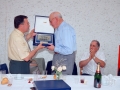 El alcalde Angel Iturbe hace entrega de una placa conmemorativa al sacerdorte Juan Mujika