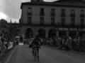 Ciclista a su paso por la plaza de los Fueros