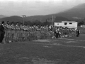 Equipos de fútbol en los actos de homenaje a Juan Urrestarazu, en el campo Azkoagain. Entre los presentes, Santi Idigoras