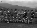 Equipo de fútbol en los actos de homenaje a Juan Urrestarazu, en el campo Azkoagain