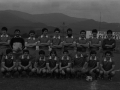 Equipo de fútbol en los actos de homenaje a Juan Urrestarazu, en el campo Azkoagain