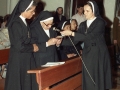 Actos de homenaje a dos monjas : al micrófono una de las religiosas homenajeadas