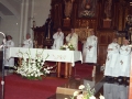 Clérigos oficiando los actos religiosos en homenaje a dos monjas