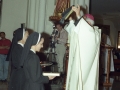 Clérigo oficiando los actos religiosos en homenaje a dos monjas