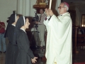 Clérigo oficiando los actos religiosos en homenaje a dos monjas