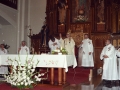 Clérigos oficiando los actos religiosos en homenaje a dos monjas